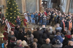 Прийшли сотні шанувальників: як у Львові прощалися зі Степаном Гігою &ndash; відео