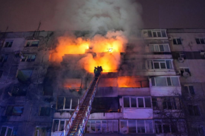 У Запоріжжі російський дрон влучив у багатоповерхівку: виникла пожежа, є поранені (оновлено)