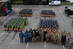 "Энергетика должна быть в бригадах и подразделениях, а не в телемарафоне": Порошенко доставил помощь защитникам