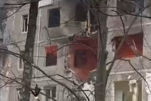 россия нанесла удар по жилому дому в Чернигове: есть погибший, количество раненых растет &ndash; обновлено (фото, видео)