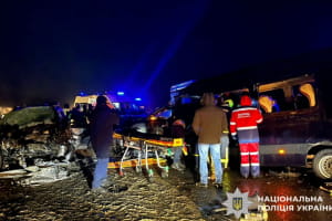 Смертельна ДТП на трасі Київ &ndash; Харків: є загиблий, понад десяток постраждалих (фото)