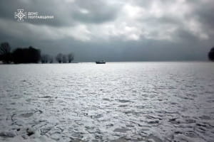 На Полтавщині човен з трьома людьми застряг у кризі на Дніпрі
