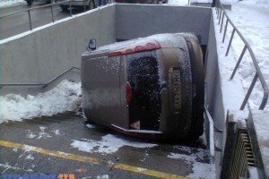 В центрі Києві автомобіль влетів у підземний перехід