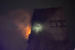 Ворожий безпілотник влучив у дев'ятиповерхівку в Кривому Розі: які наслідки