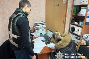 Катувала власного сина: у Києва жінці оголосили підозру за знущання над дитиною