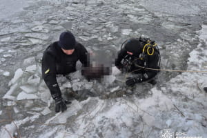 Трагедия во время рыбалки: отец с сыном провалились под лед &ndash; один из них погиб