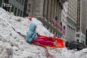 Сніговий шторм у США: негода паралізувала авіасполучення &ndash; фото, відео