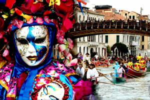 Як у "Бріджертонах": у Венеції стартував щорічний карнавал &ndash; церемонія відкриття