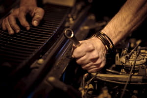 Чоловік тримає гайковий ключ