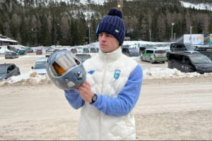 Владислав Гераскевич показує шолом на Олімпіаді-2026