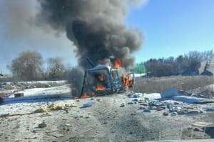 Дрон рф ударив по автівці з гуманітарним хлібом на Харківщині: поранено старосту