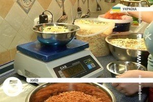 Як киянки готують сухі супи для бійців АТО