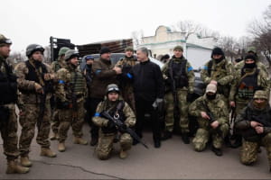 "Влада була неготовою, вистояли завдяки людям": Порошенко назвав умови виживання держави на п'ятому році великої війни