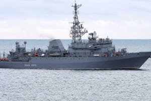 У Севастополі помітили російській корабель-розвідник зі значними пошкодженнями (фото)
