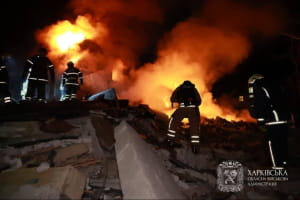 Удар балістикою по багатоповерхівці у Харкові: є загиблі та поранені діти (оновлено)