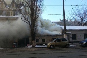 У центрі Києва горить будинок, через дим на дорозі утворився затор
