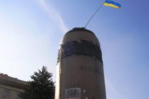 Український прапор на постаменті зруйнованого ідола леніна у Дніпрі. Березень 2014 