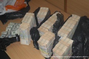 Прикордонники вилучили в українця, який їхав з Криму, $50 тис. та понад 4 млн грн