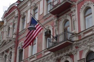 Голий чоловік намагався проникнути на територію посольства США у Москві