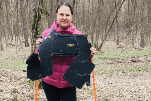 Посолка ЄС під час прогулянки київським лісом знайшла уламок "Шахеда"
