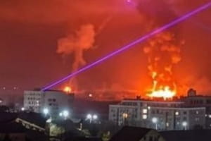 Масштабна пожежа в Новоросійську: уражено нафтовий термінал "Шесхарис" та літак-амфібію Бе-12 &ndash; Генштаб (відео)