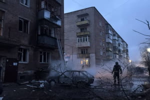 рф атакувала адімінбудівлю і житловий будинок у Конотопі: людей відселяють