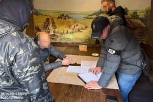 Справа про хабар у $100 тисяч: суд узяв під варту топчиновника Укрзалізниці