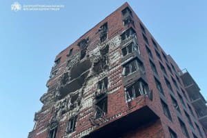 Унаслідок ударів по Дніпру пошкоджено новобудову та адмінбудівлю, є поранені (оновлено)
