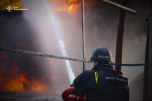 Російський удар по Чернігову: на місці спалахнула масштабна пожежа