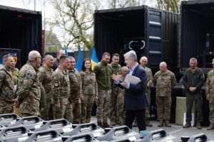 Шиномонтажки, Starlink і генератори: Порошенко передав техніку та спорядження 15 підрозділам