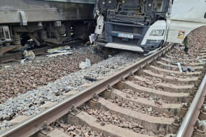 Вагони цілі, водій утік: на Львівщині вантажівка зіткнулася з потягом Перемишль &ndash; Київ