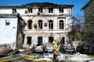рф вдарила дроном по центру Чернігова: є постраждалі (фото)