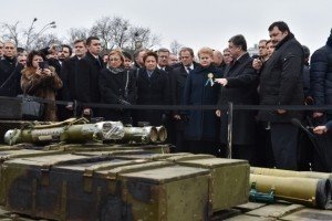 Порошенко показав лідерам іноземних держав захоплену на Донбасі російську техніку