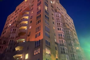 Уламки збитого дрона впали на 16-поверхівку в Києві: мешканці самі загасили пожежу