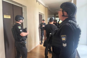 В здании Светловодского горсовета произошла стрельба: есть раненые (видео)