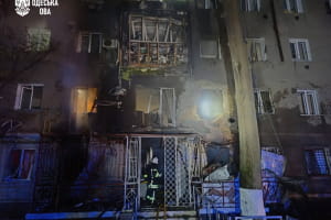 Черговий обстріл Одещини: ворожі дрони поцілили у п'ятиповерхівку та портову інфраструктуру, є поранені