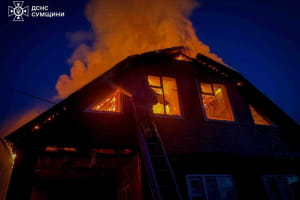 Удари безпілотниками по Сумщині: у Шостці та Тростянці через російську атаку палали житлові будинки