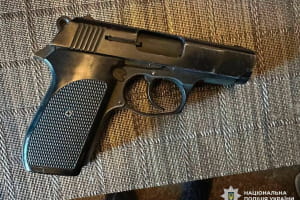 У Києві жінка відкрила стрілянину у дворі житлового будинку: чоловік дістав поранення