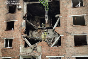 рф вдарила по будинку в Конотопі: з-під завалів деблокували тіло жінки, є потерпілі