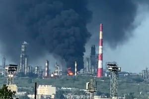 Сили оборони уразили Сизранський НПЗ за 800 км від України: зафіксовано масштабну пожежу (оновлено)