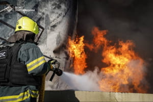 У Полтавській області внаслідок обстрілів загорілися промислові підприємства (фото)