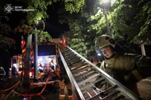 У Полтаві внаслідок російського удару сталася пожежа в адмінбудівлі (фото)