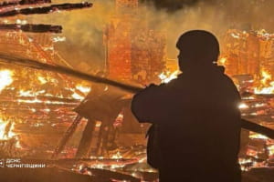 Атака ворожого БпЛА на Чернігівщину: у Семенівській громаді спалахнула будівля школи