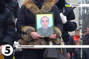Хмельницький попрощався із бійцем "Донбасу", який загинув під Дебальцевим