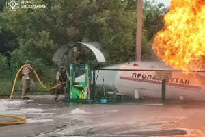 Дрон рф атакував рятувальників під час гасіння пожежі у Запоріжжі