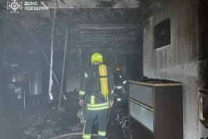 Нічна атака на Одесу: уламки БпЛА пошкодили багатоповерхівки, серед поранених є діти