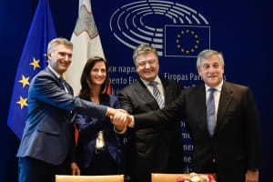 Дев'ять років безвізу: Порошенко нагадав, як Україна відкрила двері до Європи