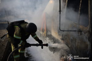 У Миколаєві через ворожий обстріл спалахнув автомобіль: є поранений