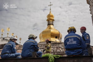 Гвинтокрили скинули майже 100 тонн води: у Лаврі триває ліквідація наслідків атаки