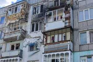 Дрон "Молнія" влучив у багатоповерхівку в Глухові: постраждала жінка